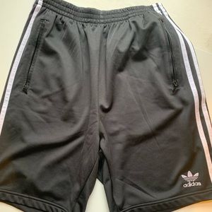 Mens black adidas sport shorts, fast removal with side snap buttons mens small